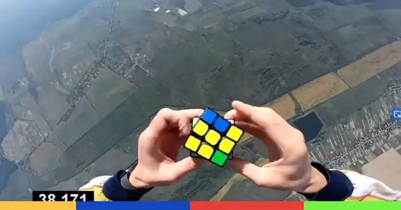 Vidéo : il finit un Rubik’s Cube en skydiving et franchement, respect