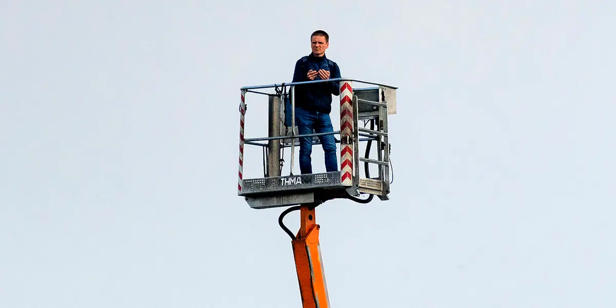 Il loue une grue pour voir son équipe jouer à huis clos