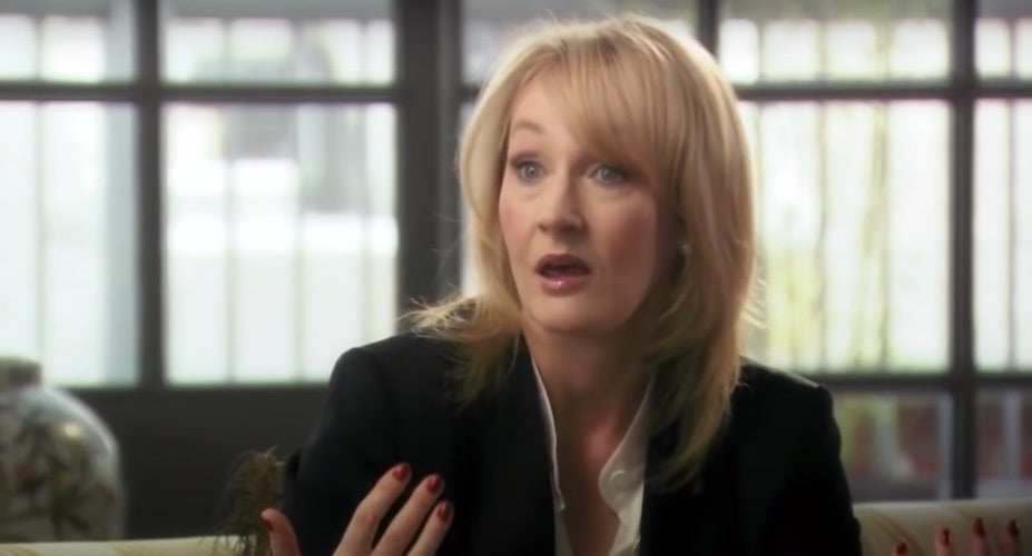 Accusée de transphobie, J. K. Rowling dit avoir reçu des menaces de mort