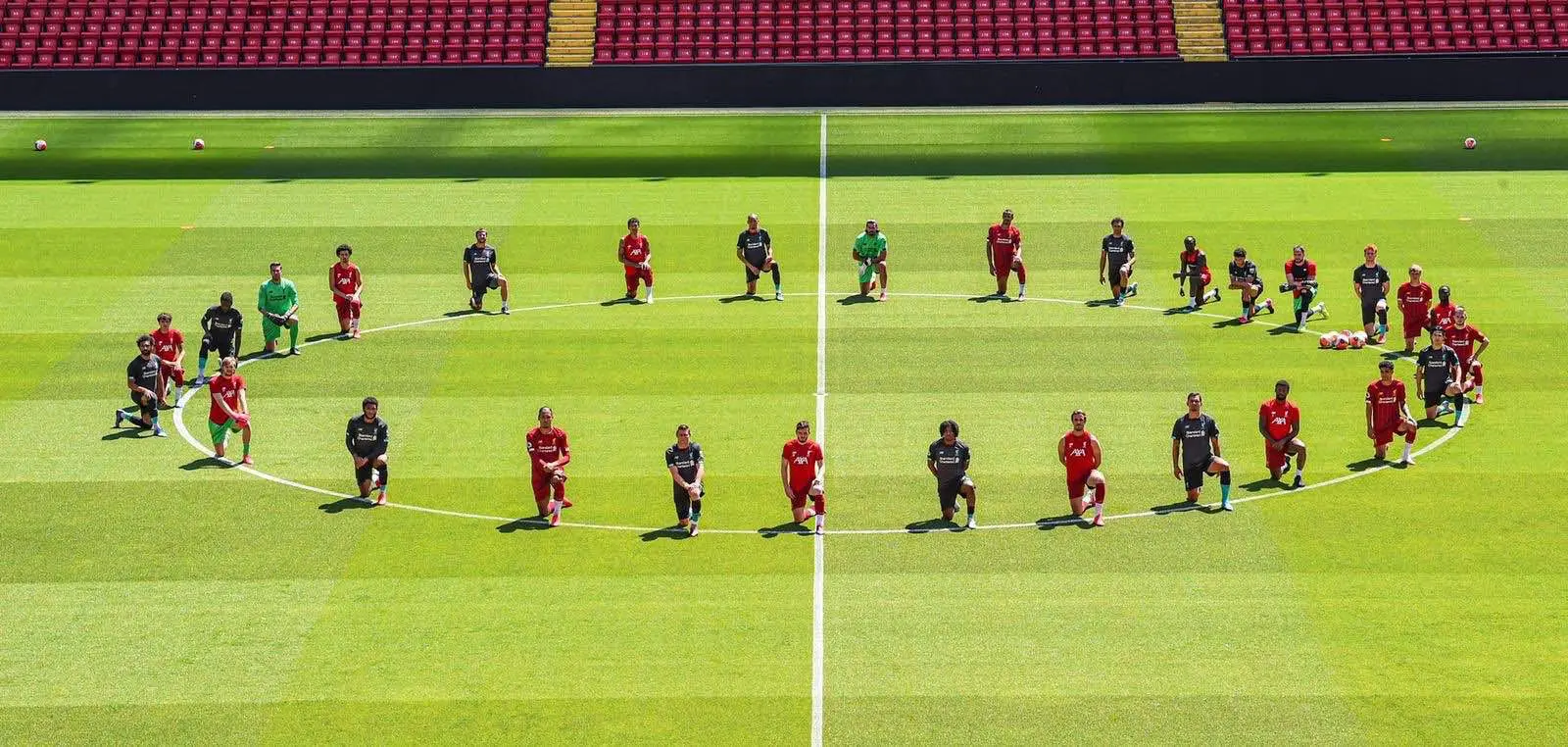 Genou à terre, les joueurs de Liverpool dénoncent le racisme avec une photo légendaire