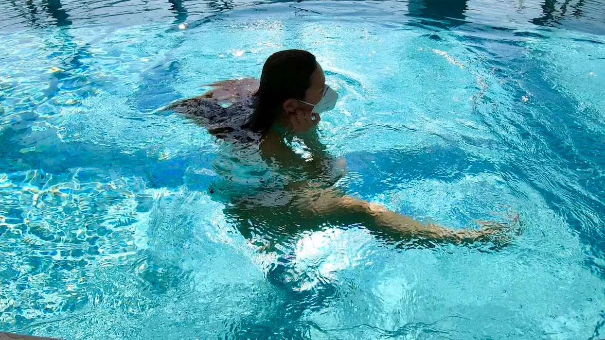 Covid-19 : est-ce que je peux l’attraper en me baignant dans une piscine ?