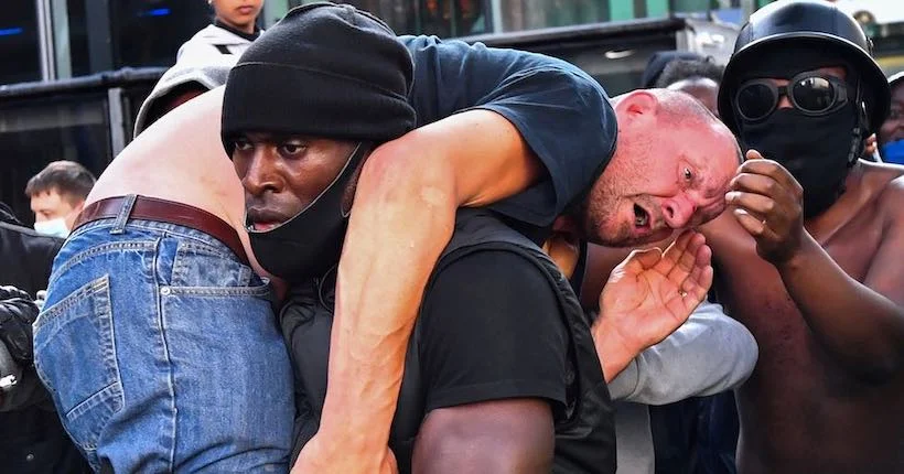 L’histoire derrière la photo de ce manifestant noir sauvant un contre-manifestant blanc
