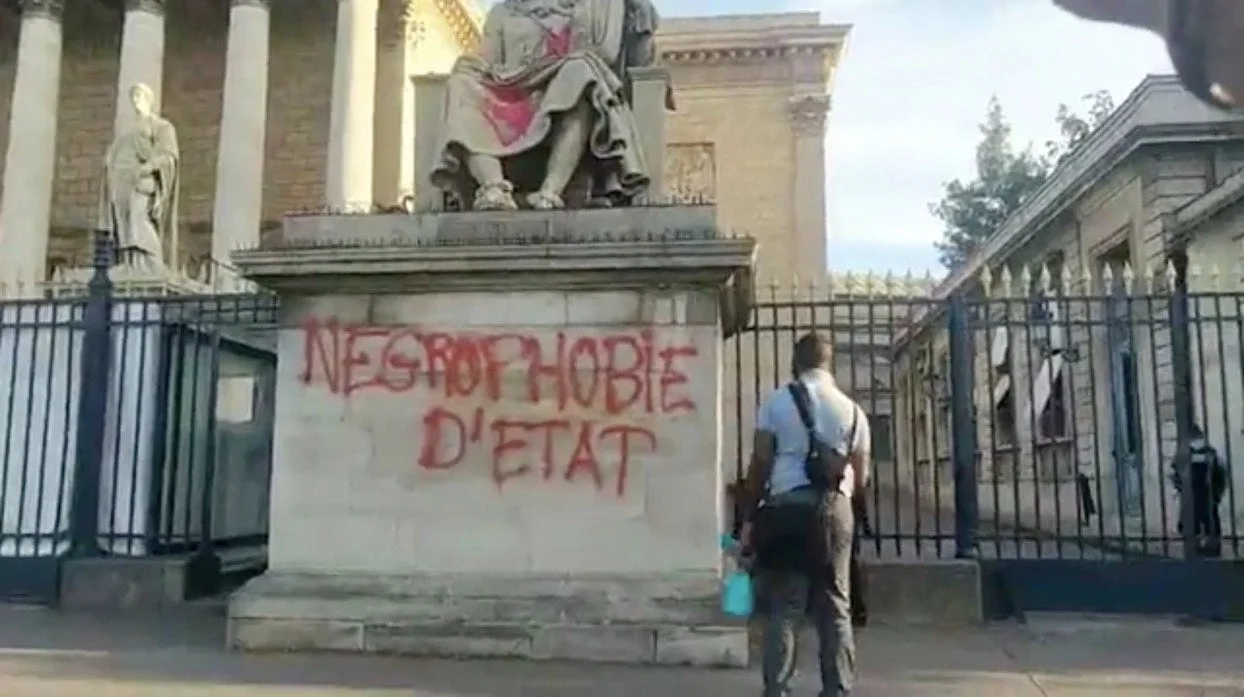 “Négrophobie d’État” : la statue de Colbert devant l’Assemblée taguée