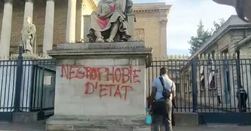 “Négrophobie d’État” : la statue de Colbert devant l’Assemblée a été taguée