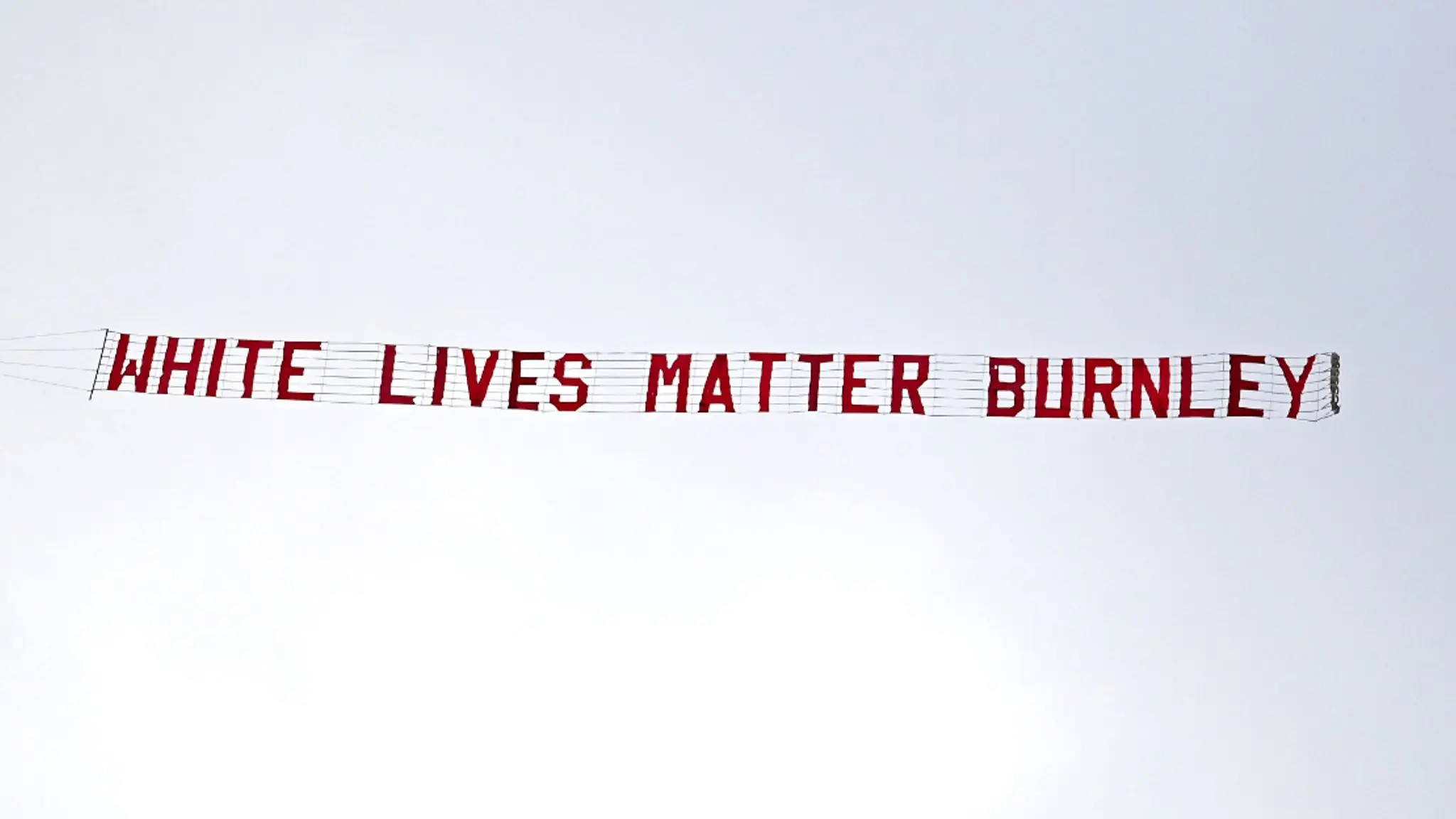 Une banderole “White Lives Matter Burnley” a survolé le stade de City lundi soir