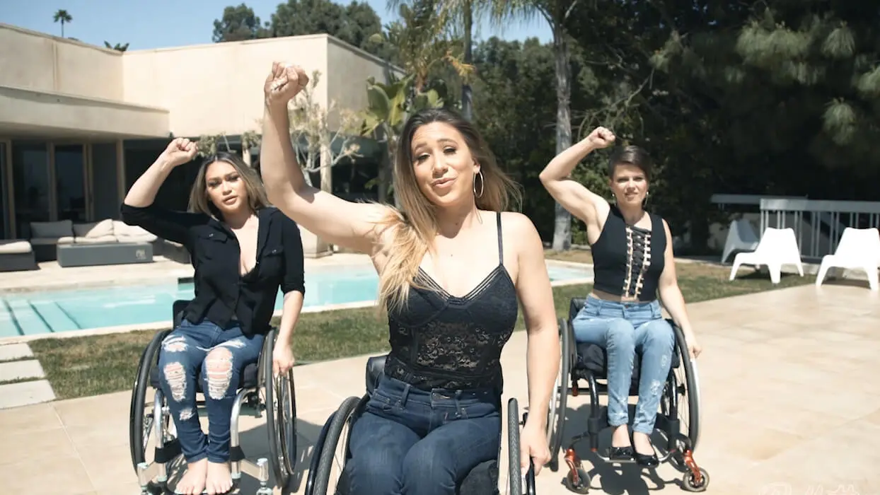 Vidéo : en fauteuil roulant depuis un accident de voiture, elle a monté sa troupe de danse