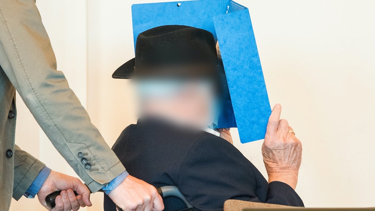 Un ancien gardien de camp nazi présente ses excuses lors de son procès