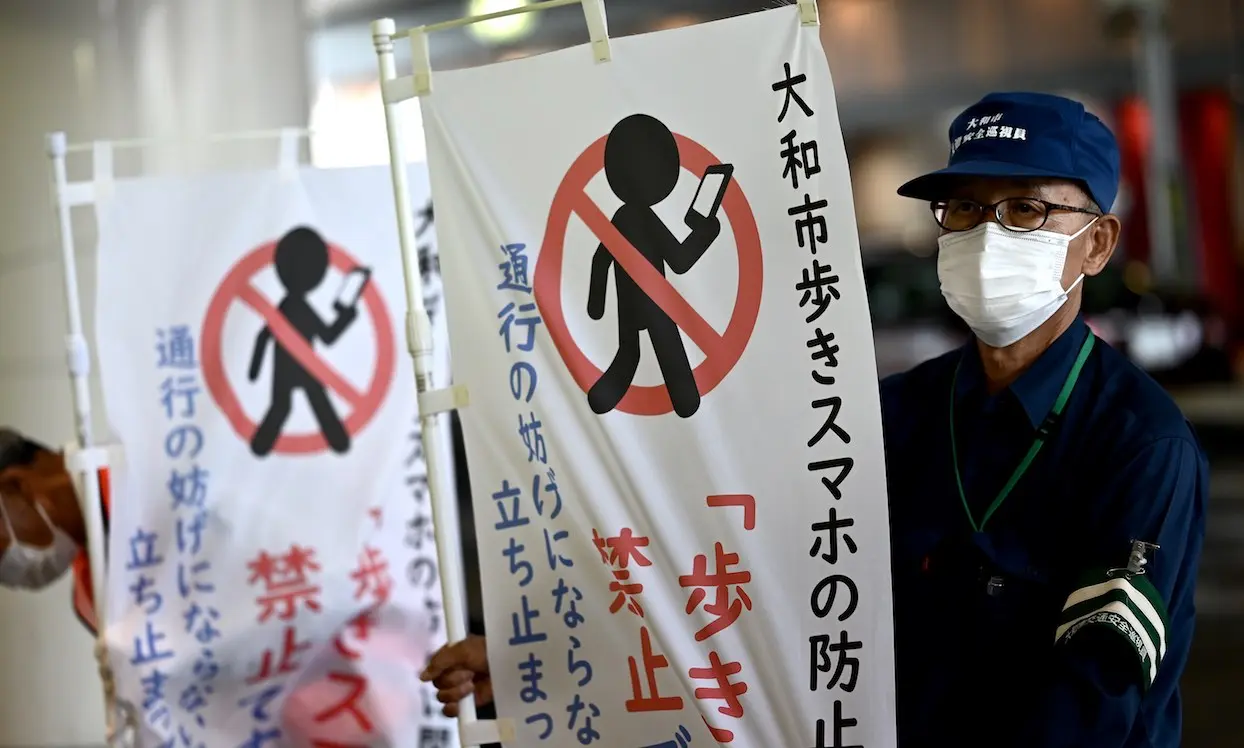 Japon : les habitants de Yamato n’ont plus le droit de regarder leur téléphone en marchant