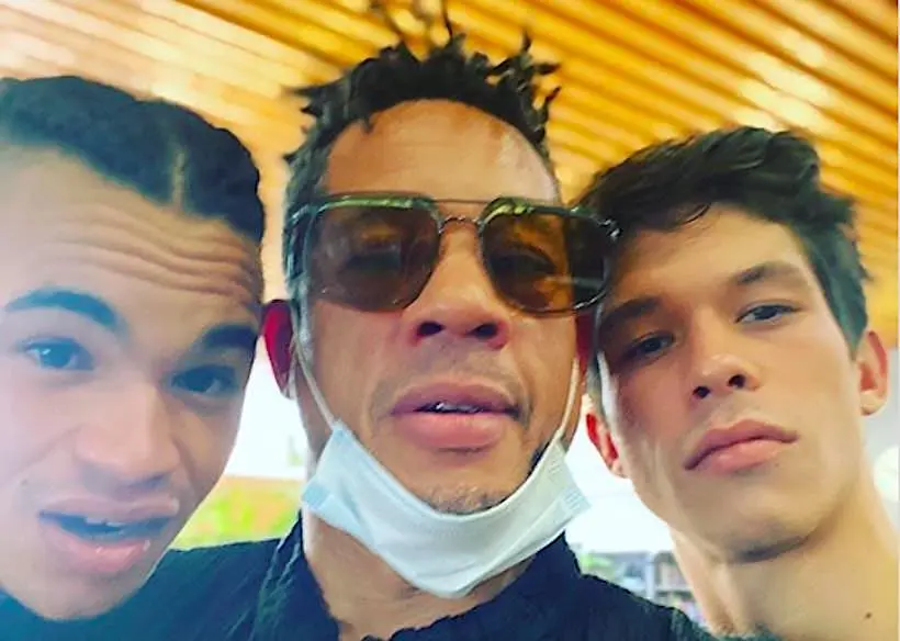 Quand JoeyStarr pose avec les stars du biopic sur NTM