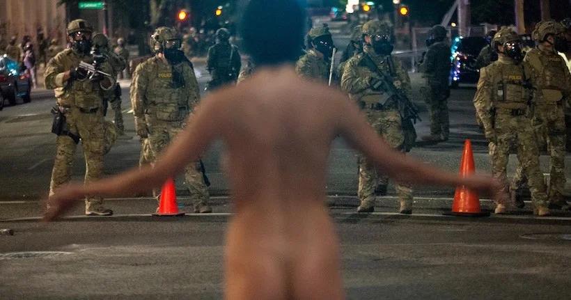 L’histoire derrière la puissante photo d’une femme nue défiant les policiers de Portland
