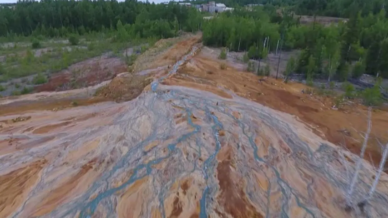 Catastrophe écologique : une rivière changée en fleuve d’acide en Russie