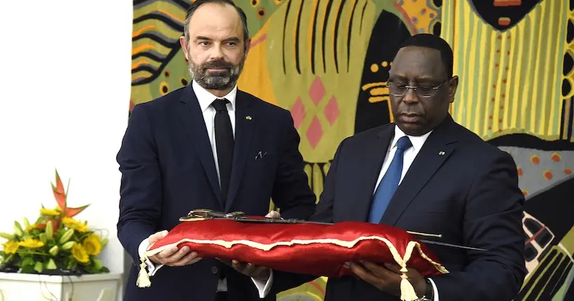 La France acte la restitution d’objets d’art pillés au Sénégal et au Bénin