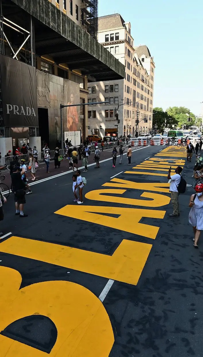New York : le slogan “Black Lives Matter” peint devant la tour Trump
