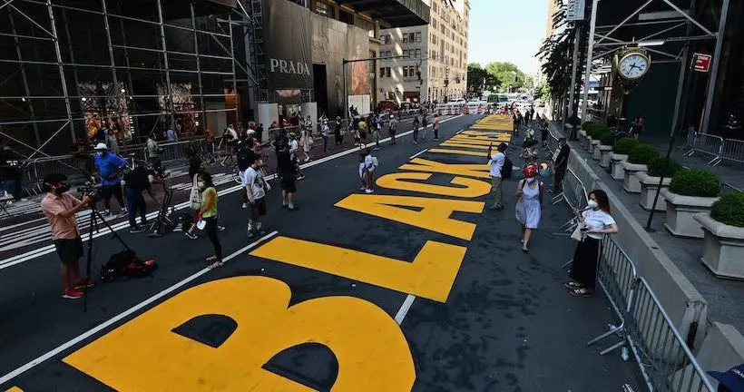 À New York, le slogan “Black Lives Matter” peint devant la tour Trump