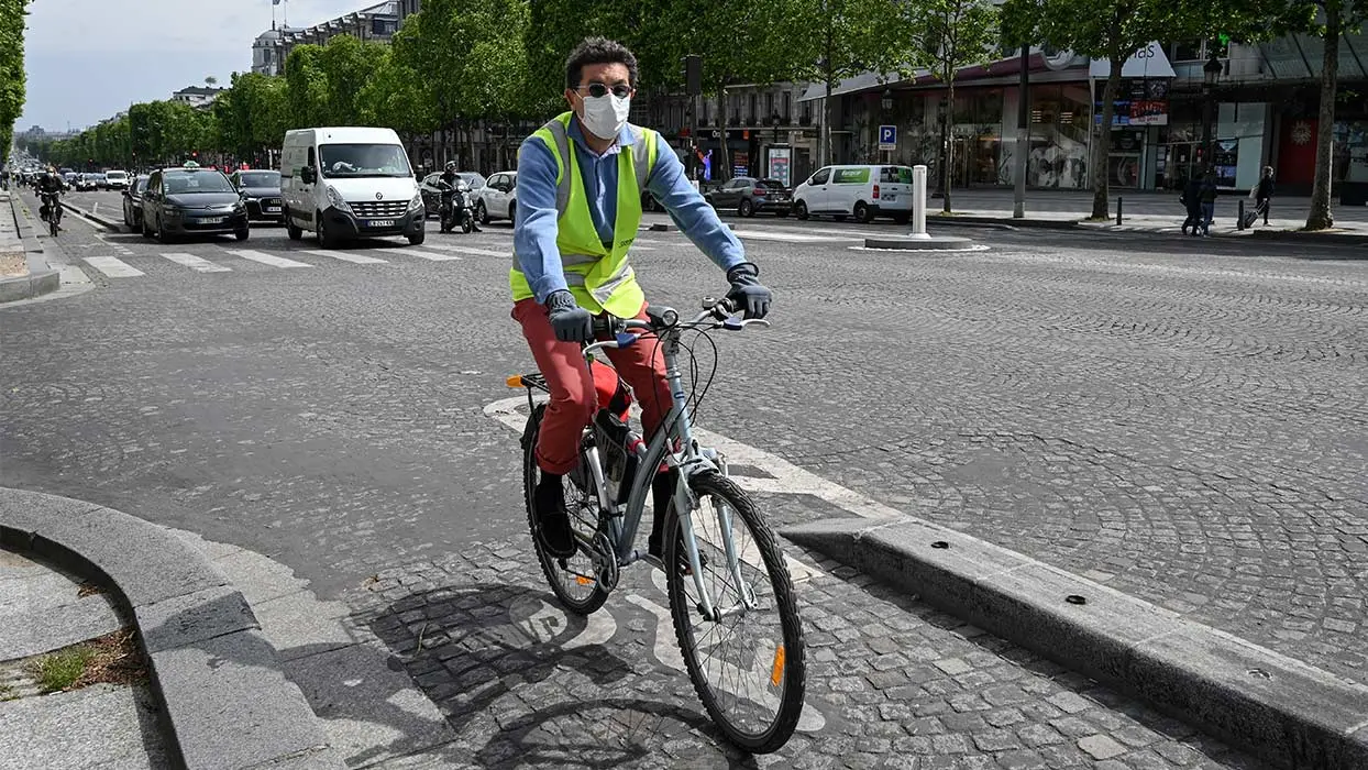À pied, à vélo, en scooter… quand et où le port du masque est-il obligatoire à Paris ?