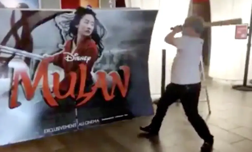 Vidéo : excédé, un exploitant détruit une publicité de Mulan après l’annonce de Disney