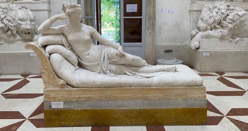 Un touriste prend un selfie sur une sculpture classique et lui casse deux orteils