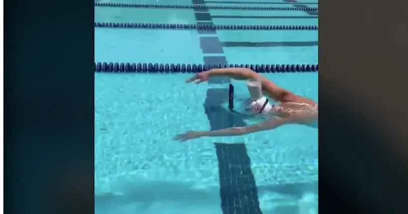 Vidéo : le challenge d’une championne olympique qui nage avec un verre de lait sur la tête