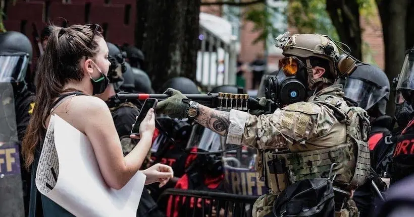 L’histoire derrière la photo choquante d’une militante braquée par un militaire américain