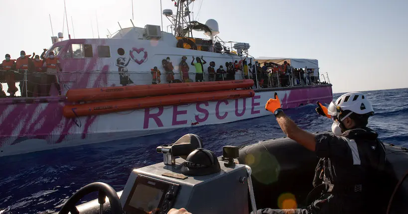 En grand danger, l’équipage du navire affrété par Banksy a enfin été secouru ce week-end