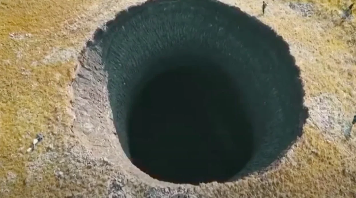 Un gouffre de 50 m de profondeur apparaît en Sibérie