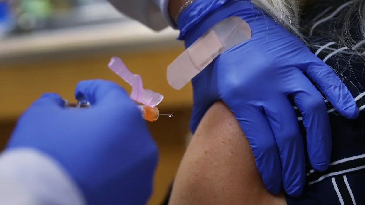 AstraZeneca fait une pause dans les essais cliniques de son vaccin contre le Covid-19
