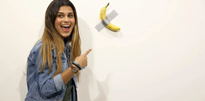 La banane scotchée de Maurizio Cattelan, qui avait fait scandale à Art Basel Miami, a été vendue aux enchères pour un prix tout aussi scandaleux