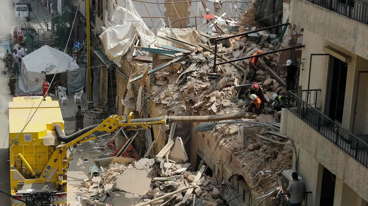 Beyrouth : un possible survivant sous les décombres, les recherches se poursuivent