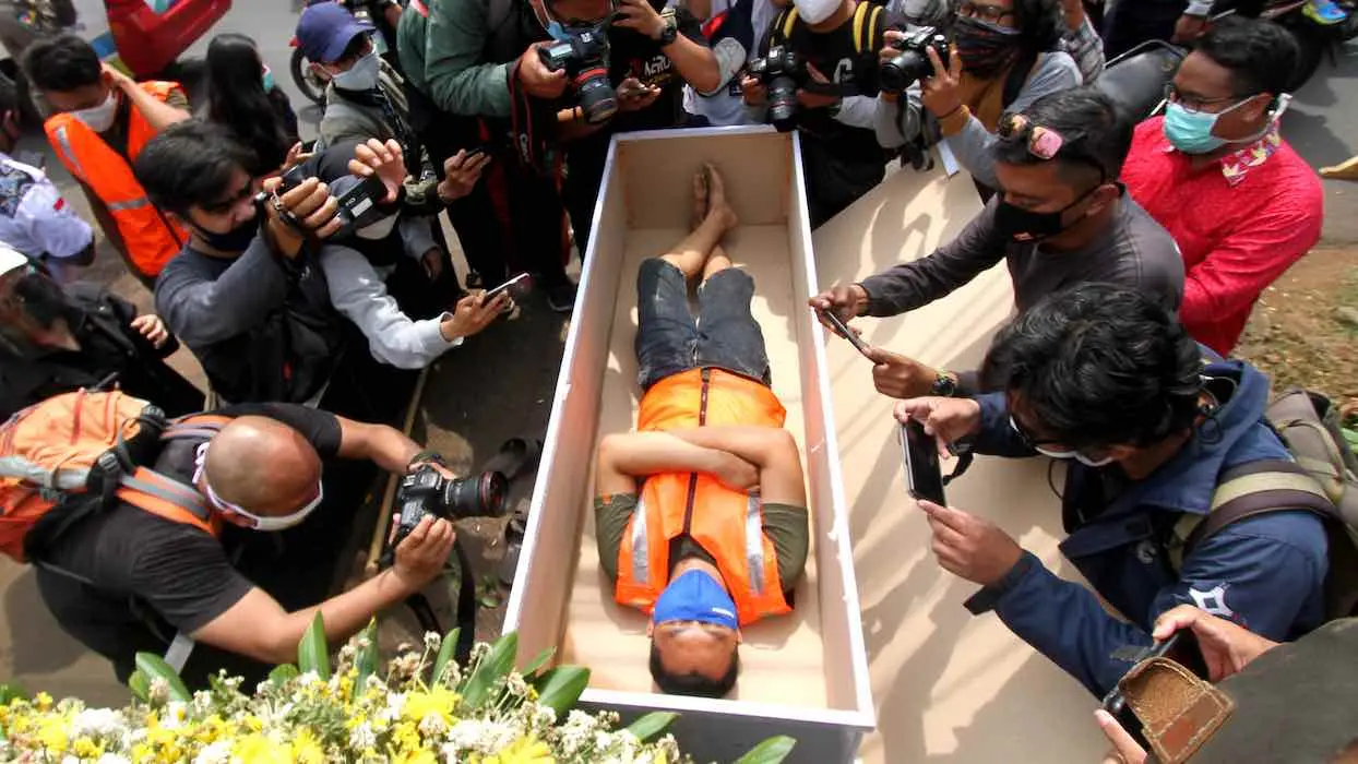 Des contrevenants au port du masque condamnés à “méditer” dans un cercueil à Jakarta