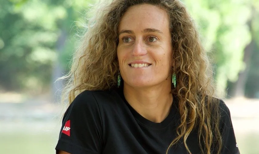 La surfeuse Justine Dupont s’engage pour l’environnement en visant la neutralité carbone