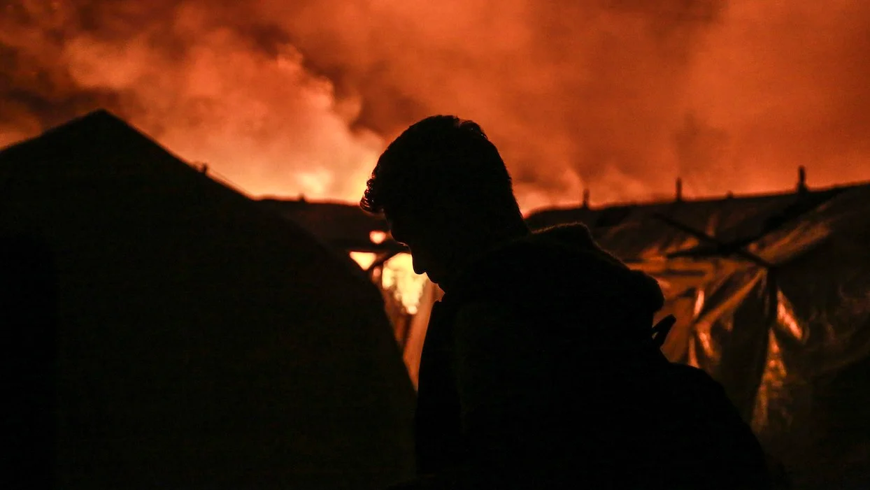 Grèce : un énorme incendie ravage le camp de réfugiés à Lesbos