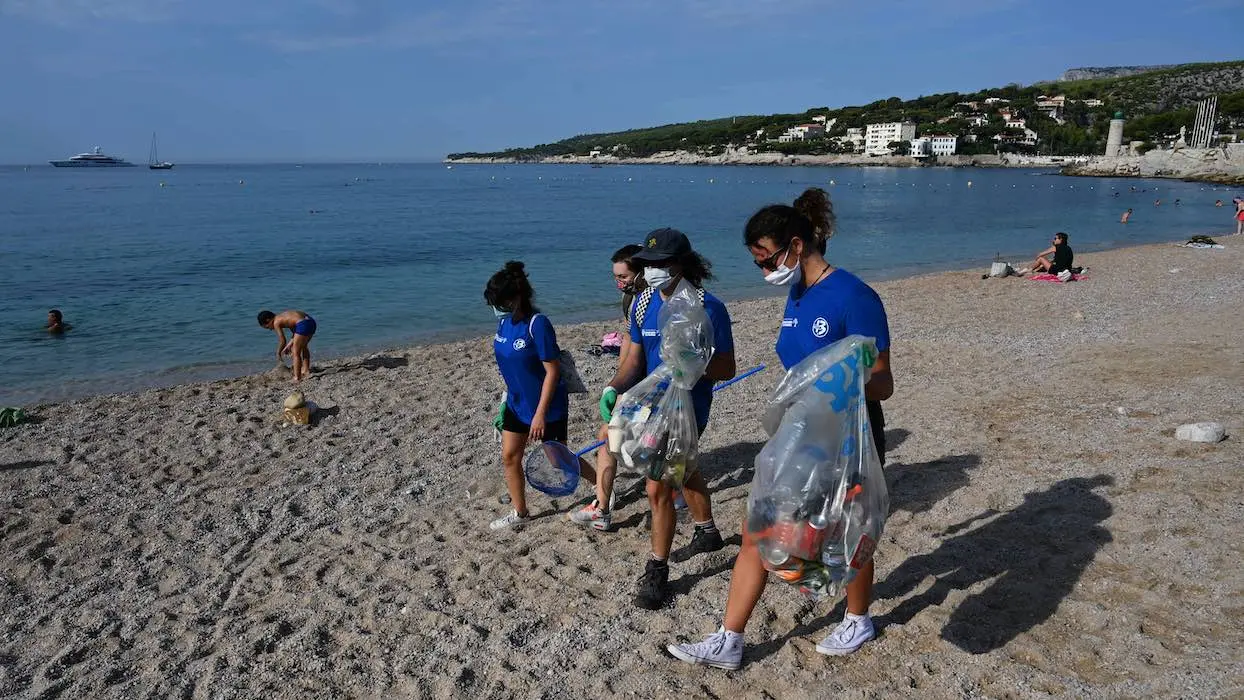 “C’est horrible” : à Marseille, des citoyens effarés nettoient les plages après l’été