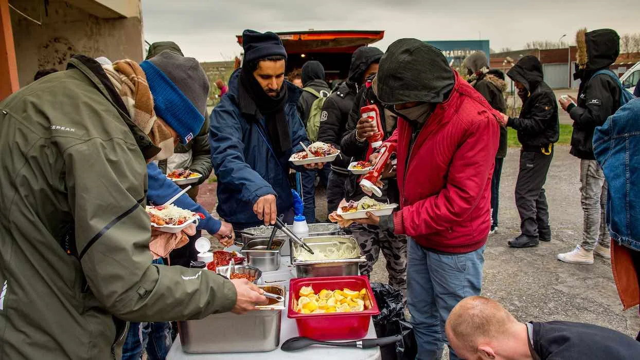 Calais : l’État interdit la distribution de repas aux migrants par les associations