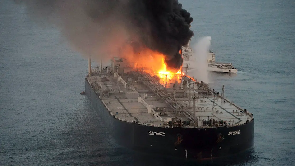 Océan Indien : l’incendie d’un pétrolier fait craindre une nouvelle marée noire