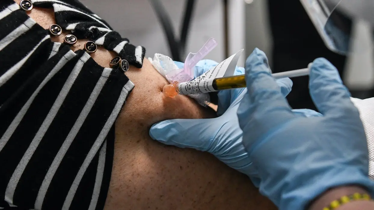 Covid-19 : Sanofi et GSK entament les tests de leur vaccin sur l’homme