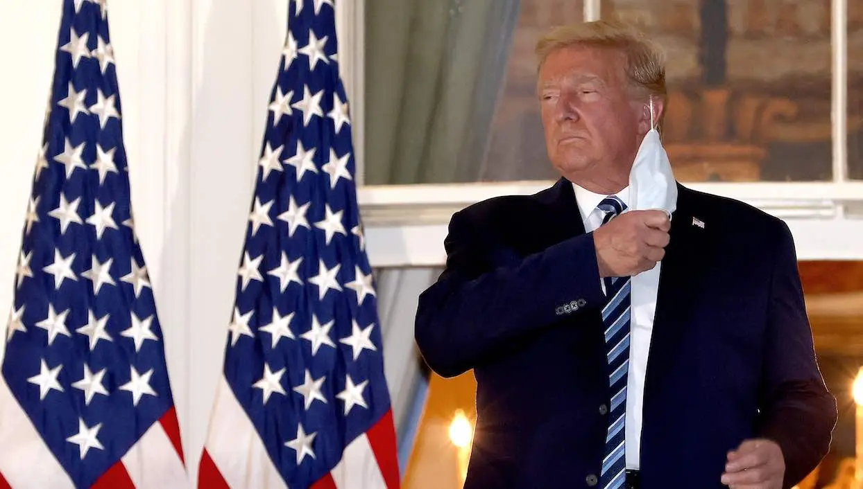 De retour à la Maison-Blanche, Donald Trump retire son masque et appelle à “sortir”