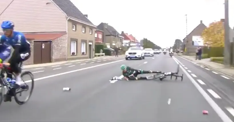 Vidéo : il chute à vélo en jetant sa musette en pleine course