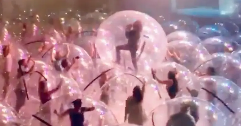 Regardez The Flaming Lips faire leur premier concert dans des bulles géantes