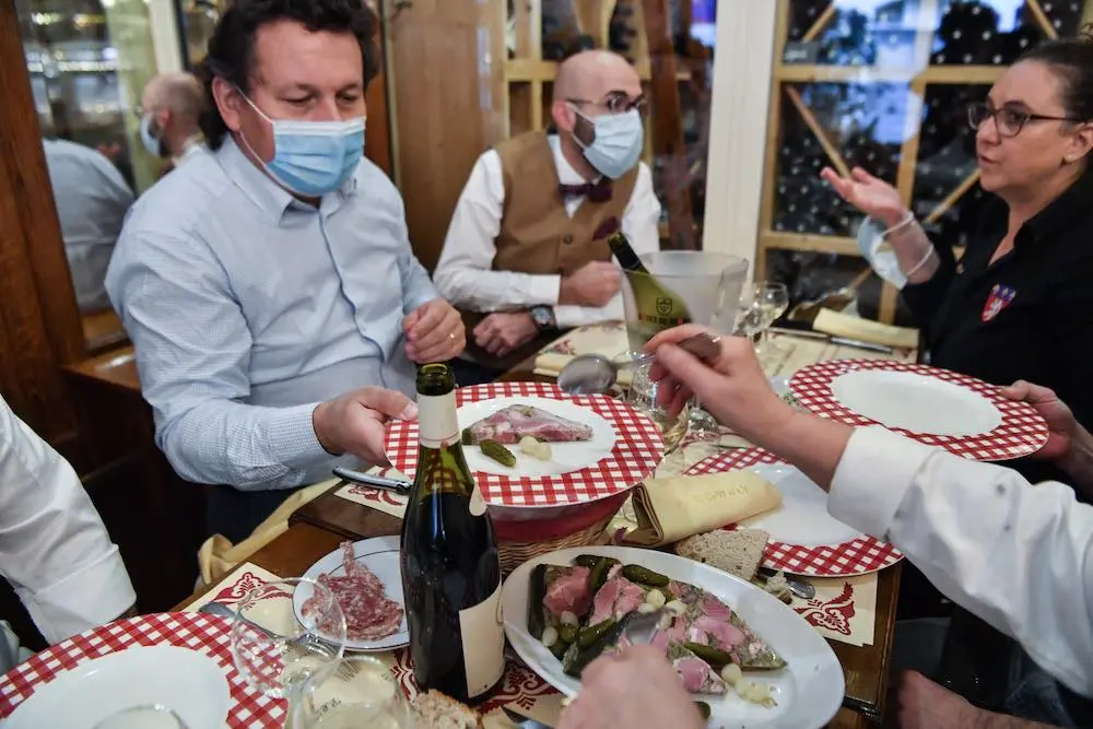 Tripes et vin dès le matin : la renaissance du mâchon lyonnais en plein couvre-feu