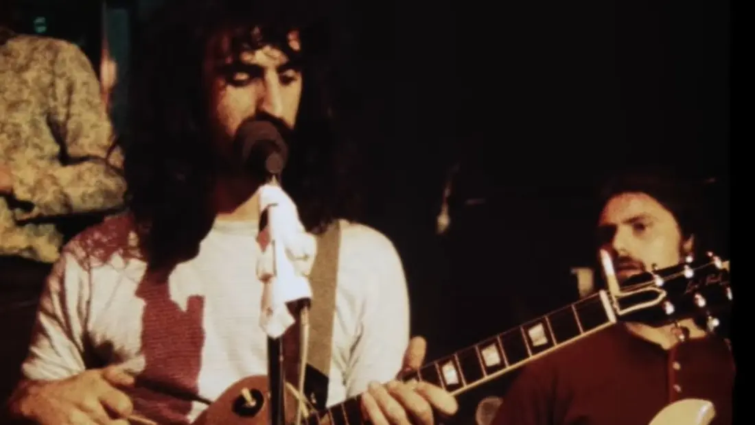 Voici les premières images du biopic consacré à la légende Frank Zappa