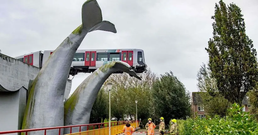 Une immense sculpture de baleine a empêché un métro de tomber dans le vide