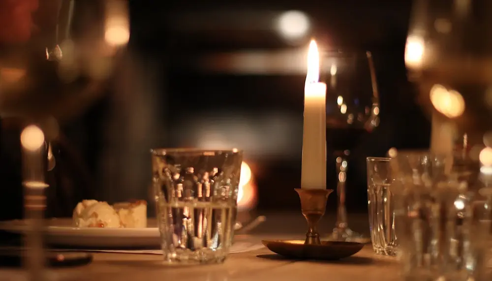 Manger dans la pénombre est romantique (mais cela altère aussi les saveurs)