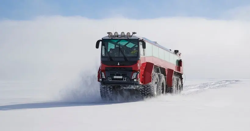 En Islande, un bus géant promène les touristes sur des glaciers menacés