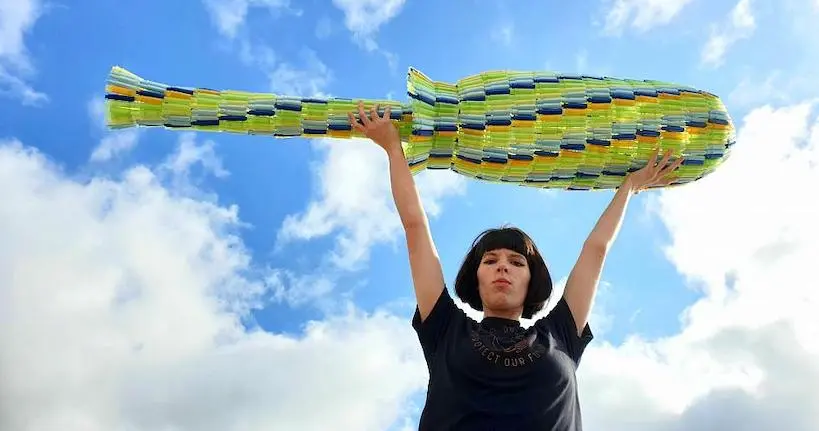 Une militante crée une sculpture de tampon faite de 1 200 applicateurs en signe de révolte