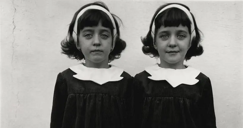 L’histoire derrière la photo iconique des jumelles identiques de Diane Arbus