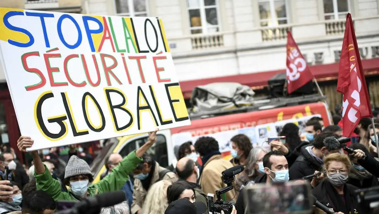 Échauffourées à Paris à la fin de la manifestation contre le texte “sécurité globale”