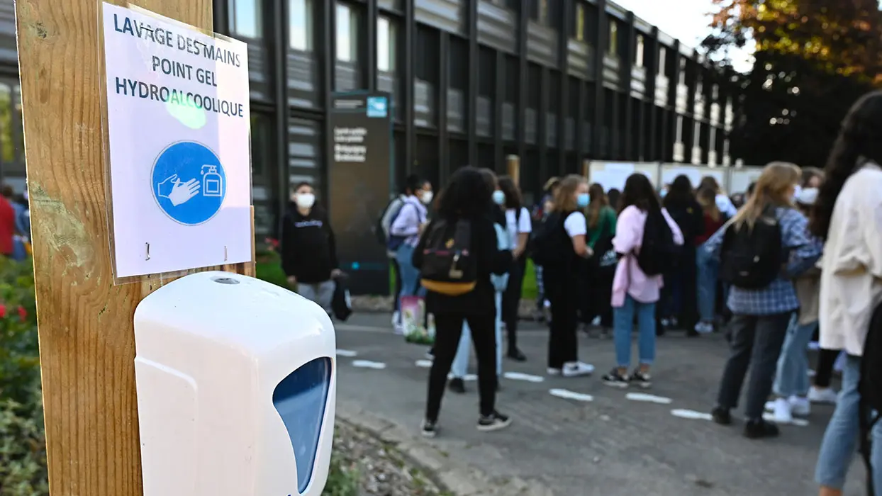Des blocus devant les lycées en France pour dénoncer les mesures sanitaires