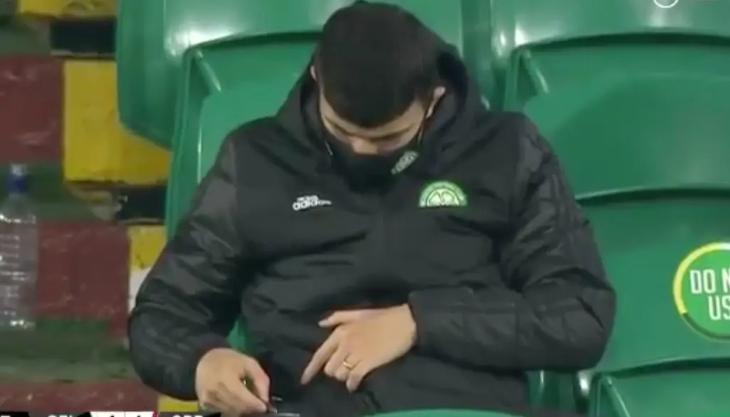 Vidéo : un joueur s’est fait griller avec son téléphone sur le banc en Europa League