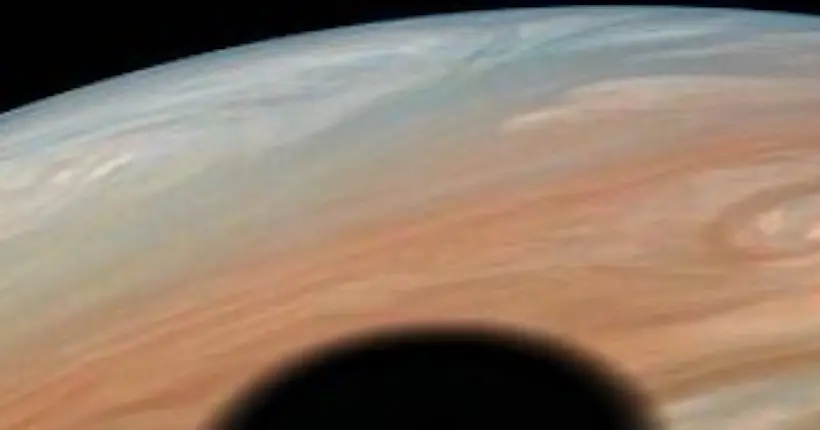 L’ombre dramatique d’une lune passant au-dessus de Jupiter capturée par la Nasa