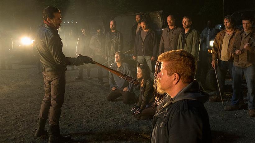 The Walking Dead : Jeffrey Dean Morgan débarque avec la batte de Negan au  Comic Con